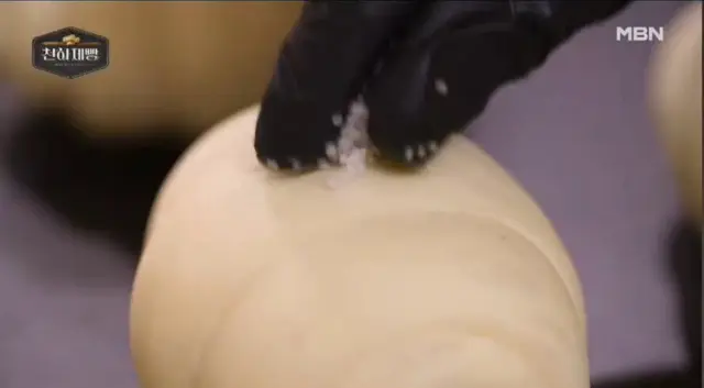 얘들아 오늘 천하제빵에서 언니들 소금빵 왕좌대결하신다 같이보자