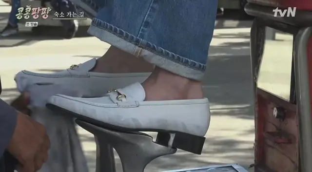 콩콩팡팡 제일 웃겼던 장면 : 김우빈이 오로지 이 촬영만을 위해 구찌 로퍼를 구매해서 신고 왔고 멕시코 구두닦이한테 50페소 주고 구두를 닦았는데 오히려 구두가 더 더러워짐 .. 하지만 착한 우빈 님은 햇빛에서 보니 먼지가 닦인 것 같다 함 .