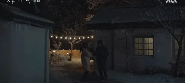 샤이닝 스무살 태서은아의 겨울도 너무 예쁘다
태서은아 와인 쭉 들이키고 만취해서 태서는 은아한테 뽀뽀하려고 하고 은아는 막아내고 둘이 같이 손잡고 펑펑 내리는 눈을 맞으며 달리고 뛰놀고 눈밭에 드러눕는데 완전 이터널 선샤인이잖아..