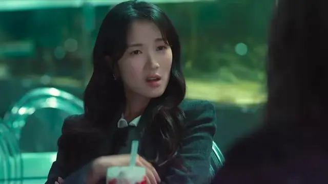 지하철에 낑겨서 출근하고 열몇 시간씩 일하다가 퇴근하면 밤엔 지쳐서 자야 되고 그렇게 푼돈 몇 푼 벌어봤자 어디 맘 편히 쓸 시간이나 있어? 

아프다...