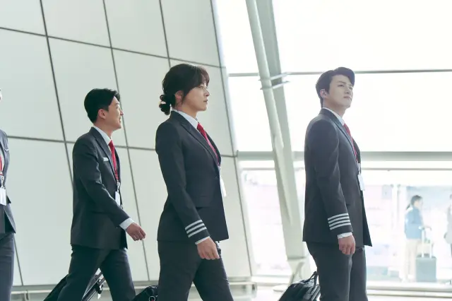 넷플릭스 영화 <파일럿> 후기 리뷰 - 그인들 어떠하리 그녀인들 어떠하리, 그저 파일럿일 뿐이지