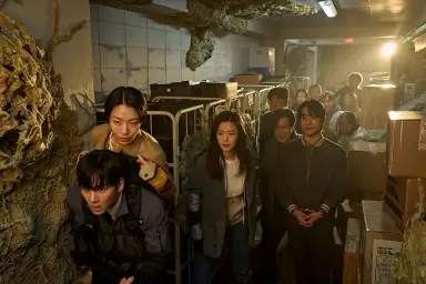 ‘군체’, 예매량 20만 장 돌파... 칸 화제성 흥행으로 이어질까