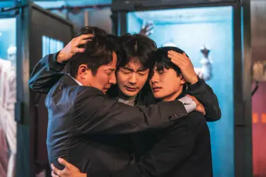 무릎 꿇은 권상우, 현빈 제쳤다...'히트맨2' 개봉일 10만→1위 등극