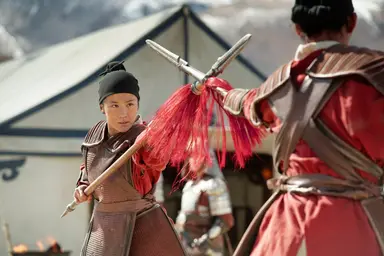 '논란 속 개봉 '뮬란', 첫날 3만명으로 '불안한 1위'