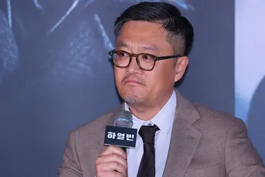 울먹인 '하얼빈' 감독 "혼란의 시대 지나는 중, 이길거라 믿어"