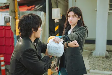 ‘모자무싸’ 구교환X고윤정, 구원의 포옹...자체 최고 시청률 2.9%