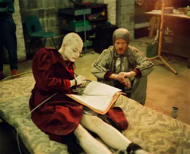 '부고니아' 촬영 현장 비하인드...엠마 스톤 파격 삭발 투혼