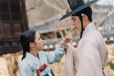‘탄금’, 이복남매의 금지된 멜로...소재는 강렬한데 설득력은 글쎄