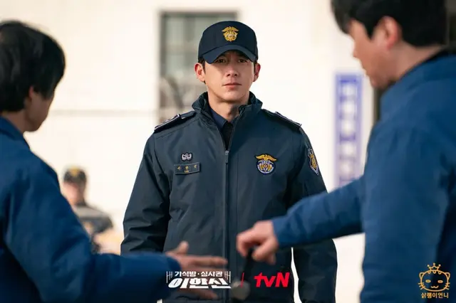가석방 심사관 이한신 1회 후기 고수가 빤짝이 옷입고 딸랑이는 집사 변호사가 된 이유_tvN 월화 드라마 추천