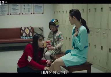 태풍상사라는 드라마가 매 회차 얘기하고 싶은 건 결국 >>가족<< 이라는 키워드인 것 같다
IMF가 와서 모든 걸 잃어도, 심지어 그게 집이어도 우리 곁에 가족이 남아있다면 그곳이 집이라고, 결국 사람을 살게 하는 건 가족의 품이라고