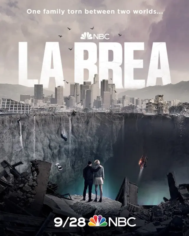 라브레아 1화 보는중
지금까지 대강스토리:어느날 LA에서 갑자기 생긴 초거대 싱크홀때문에 그 구역에 있던 모든것들이 싱크홀 아래의 어떤 빛으로 다같이 추락하게 되고..추락한 사람들은 어딘지 모를 세계에서 상처 하나 없이 눈을 뜨게되는데...과연 이곳은 어디일까?지구의 내부층?아예 다른세상?