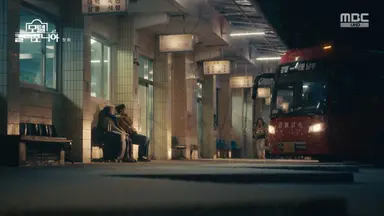 모텔 캘리포니아 1화. 요즘 느낌 좋다는 표현이 워낙 많이 쓰이는데 관성적으로 하는 말이 아니라 이 드라마는 진짜로 ‘와, 느낌 좋다’. 만족스럽게 감각적이다. 영상이 탁월했기 때문이라는 첫인상 뒤로, 곱씹을 수록 알겠는 건 주연배우들이 개성 있는 캐릭터들을 잘 소화한 덕에 구현 가능했던 톤이라는 당연한 사실. 장면장면이 다 매력적이다. 오랜만에 기대가 되는 드라마.
