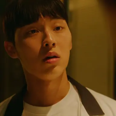 약한영웅 보다보면 나도 모르게 수호한테 쫌 의지하게되거든 근데그런수호도 열일곱살애새끼잖아 그걸느낀순간부터진짜로정신이너무아파짐