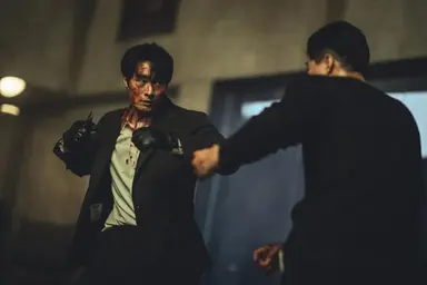 광장 장르적인 매력을 연출이 살렸으면 더 좋았을듯
느와르 느낌을 소지섭 자체분위기로 이어가는 편이고 연출적인 힘이 부족함 서늘하고 무서운 주인공을 극대화하는 묵직함이나 쫄깃한 긴장감을 줬으면 좋았을 텐데 미장센이나 음악이나 아쉬운 . . 러닝타임 짧아서 몰아보기 쉬운건 장점