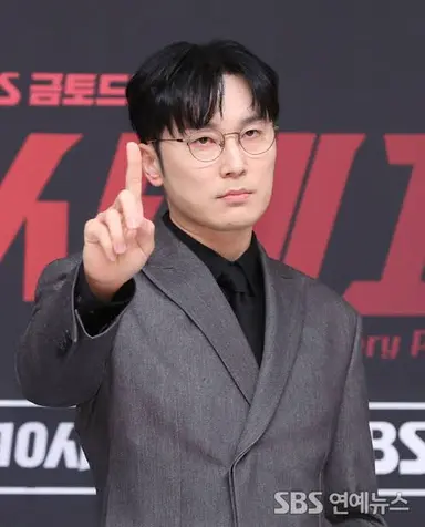 이런식으로 주책떠는 남배우들 볼때마다 진선규,박해준,서현우,박병은 이런 배우들 참 노선 잘잡았고 동시에 중년의 전성기를 위해선 나이에 맞는 직무개발과 기본기의 조합이 필수임을 느낌. 악역잘해서 시청자 킹받게 하고 틈새 잘 공략하면 중년이 2막이 되지만 중년에도 청년시절 못잊으면 꼴값임.