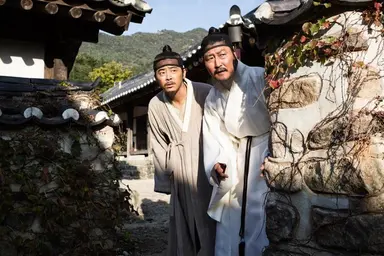 송강호는 “영화 ‘관상’ 때 부터 조정석과 만나면 친형제처럼 즐거웠다. 평상시에 만나면 제가 괴롭히기도 한다(웃음). 

조정석이 노래를 잘하니 제가 노래를 부르라고 시키기도 한다”며 “그 친구가 처음엔 부끄러워 하며 '안 하겠다'고 빼다가도 결국 노래를 한다. 그게 참 재미있다.