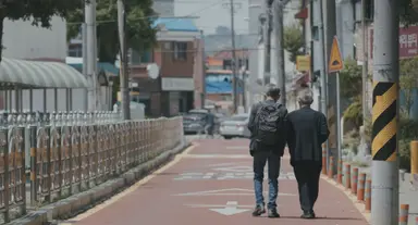 다들 <어른 김장하>를 봐줘.. 가벼운 마음으로 보다가 단단히 정신 개조 당함 지역 방송 최초로 백상에서 상도 받았고 그만큼 공익적으로 잘 만들어진 다큐임 자신을 드러내지 않으면서 묵묵히 선하고 옳은 길을 닦아놓은 어른의 뒷모습을 따라가는 또 다른 좋은 어른들까지.. 정말 아름다운 이야기임