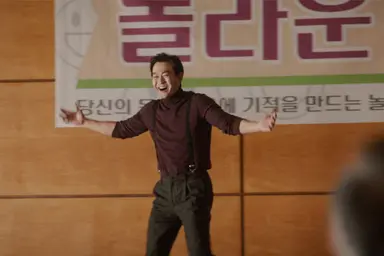 ⧼ 넌센스 ⧽ 봤다 조명 쫙 깔아놓고 분위기만 잡는다고 다 되는게 아니죠 불 좀 키고 살아. 심리 스릴러라는 말로 포장하고 있지만 전혀 어떤 부분에서도 느끼지 못함 딱 하나 좋았던 건 유나 역의 오아연 배우 그 텅 빈 것 같은 눈빛 연기가 가장 기억에 남는다