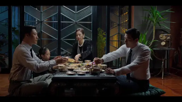 <메이드 인 코리아 2 > 01화. 組長 (쿠미쵸 : 일인자)
1화에 중요한 씬 많지만 삼남매 식사씬은 제발 보셔야해요두번보셔야 해요 ㅠㅜ!! 즌1에서 나왔던 장면이랑 오버랩 돼서 이 삼남매가 얼마나 변했는지 보여줌. 여전히 기태는 이 집의 기둥이지만 기현이와의 감정이 미묘해진거 같지
#현빈 #HyunBin #우도환 #WooDoHwan
#메이드인코리아_시즌2 #MadeInKorea_S2