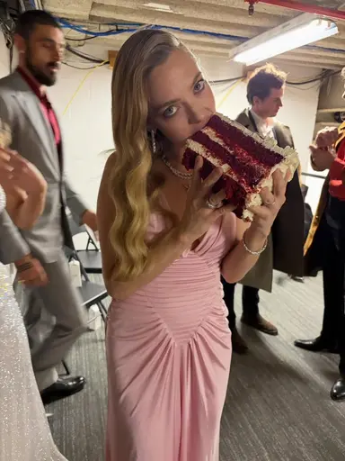 폴 페이그 신작 • 아만다 사이프리드 & 시드니 스위니 주연 <하우스메이드> 봤는데 딱 2.0~2.5점짜리 개막장 똥 영화였음. 하지만 그럴 걸 기대하고 본 거라 잘 즐겼다 어쩜 이렇게 비하인드 사진에서도 똥영화의 무드가