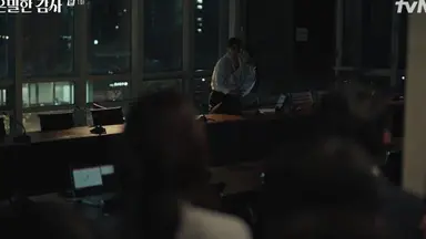 은밀한 감사 주인아 짧은 찰나에 불륜 바이브를 캐치하고 퇴근할 때 불륜하는 팀원이 속한 팀이랑 마주치니까 고생하는 거 다 아니까 비싸고 맛있는거 쏘겠다고 밥먹으러 나간다는 팀을 올려보내고 둘만 남은 불륜 팀원들 마주치게 하는 거 진짜 보통이 아님 일 ㅈㄴ 잘해...