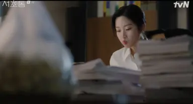 <서초동> 티저에서 왜 자꾸 밥 먹는 장면만 나오나 했는데, 1화 보고 이해됨.
“이게 다 밥 먹자고 하는 짓”이라는 직장인 마인드를 보여주려는 거였음.
정의감이나 사명감이 아니라, 그냥 밥벌이로 사는 현실 직장인 변호사들 얘기
근데 먹방을 너무 잘찍으셔 보면 배고파요