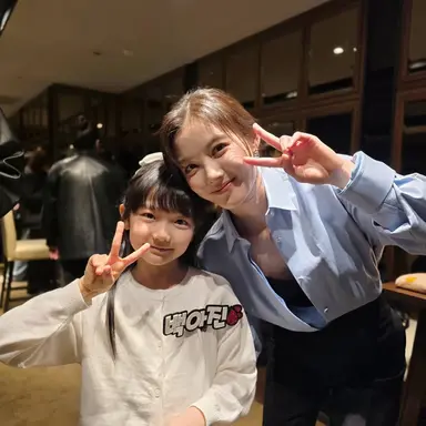 미친 제발 이것 좀 봐줘...
친애하는X 에서 어린 아진이 장면들이 쎄다보니 유정이가 촬영전부터 감독님께 꼭 개인상담사 붙여주라고 말씀 드렸고 첫촬영때도 걱정되서 직접 촬영장까지 왔었대... 아무래도 자기가 아역출신이고 유정이때는 환경이 더 열악했다보니 아역배우 생각해주는거 너무감동임ㅜ