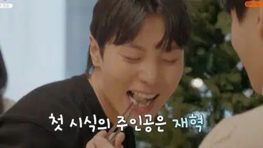 내새끼의 연애2 윤후 둘 중 누구에게 고기 먹여줄지 고민하다가 걍 고기접시들고 냅다 거실가는거 왤케웃기지ㅠ
시우 유빈 : 저희는 왜 안먹여주시는걸까요? 하는와중
재혁 : 앙
윤후 : 제가 생각하고 고안해 낸 아주 현명한 방법이었던 것 같습니다
이러는거 ㄴㅁ웃긴데ㅠ 윤후 웃수저네,,,,,,,