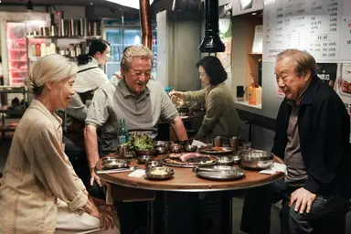 <사람과 고기> 를 봤다. 소외계층인 노인들을 주인공으로 하는 한국 영화에서 이렇게까지 입체적인 캐릭터가 나올 수 있다니 다른 의미로 좀 충격적이었고 그게 좋았음. 영화는 노년의 가난과 고독 그리고 복지까지 이야기 하는데 끝까지 상영관 안 기분 좋은 웃음소리를 놓치지 않는다 ...