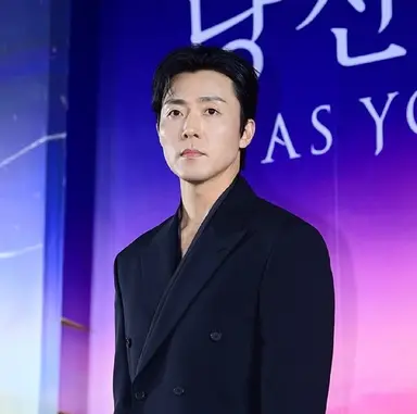 드라마 <당신이 죽였다>
이무생 드라마 내내 의뭉스럽게 나오는데
믿을수있는 조력자 역할임....
그리고 끝부분 되서야 오른쪽처럼 머리짜름ㅋㅋㅋㅋㅋ
<이게 은근 킹받는 포인트임ㅋㅋㅋ