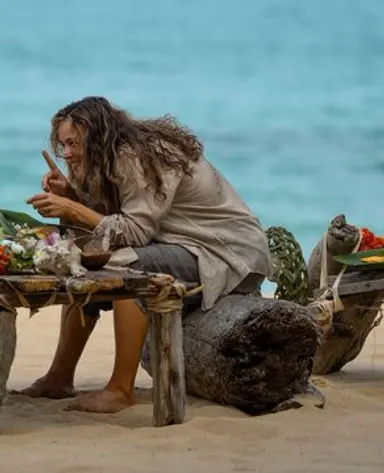 <직장상사 길들이기>는 원수 같은 상사와 함께 무인도에 고립된 직원이 생존의 주도권을 쥐게 되며 벌어지는 이야기다. 영화의 묘미는 생존 그 자체보다, 역전된 권력 관계 속에서 터져나오는 두 인물의 충돌에 있다. 샘 레이미 감독 특유의 호러적 감각과 블랙 유머가 뒤섞이며 불쾌감이 동반된 쾌감,