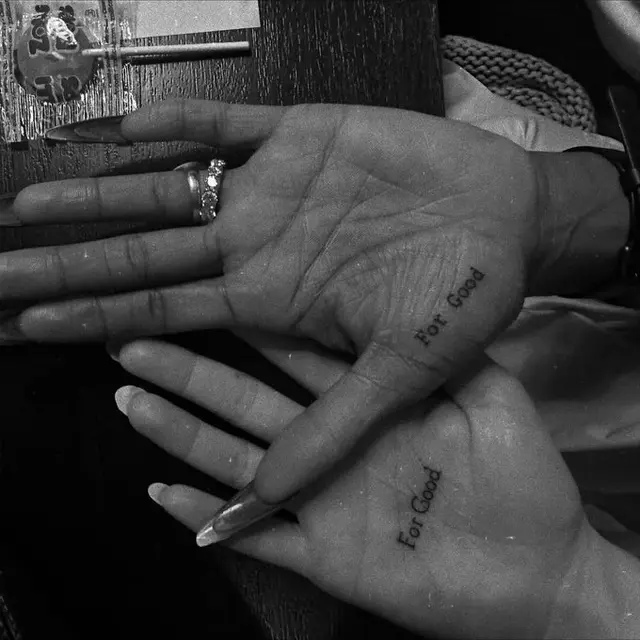 아리아나 그란데 & 신시아 에리보, ‘위키드: 포 굿’을 기념한 ‘For Good’ 맞춤 타투 공개

(https://people.com/ariana-grande-and-cynthia-erivo-get-matching-tattoos-to-celebrate-wicked-for-good-11841767)