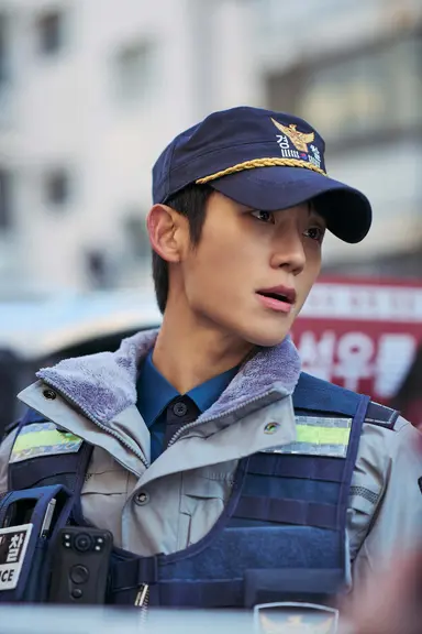 <베테랑2> 시사회 🚨
1. 정해인 붐은 왔다
2. 정해인의 캐릭터 분석력과 여러 겹의 섬세한 표현으로 빚어낸 연기력이 돋보이는 작품
3. 잘생긴 정해인이 오천만배 잘생기게 나옴
4. 1편의 구도를 답습하지 않은 점이 2편의 강점
5. 고강도 고퀄 액션과 역대급으로 센 타격감
6. 빌런 브금이 죽여줌