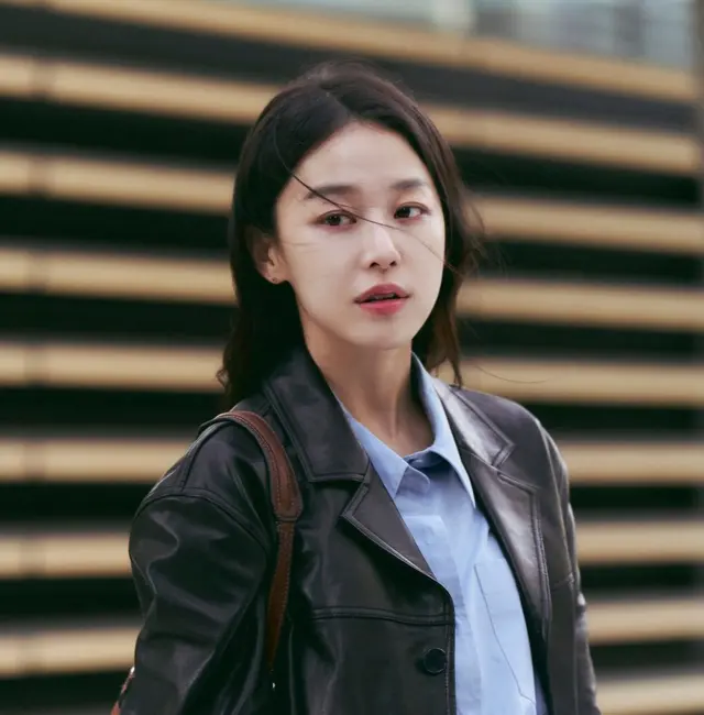 파일럿 윤슬기..
이주명이 말아주는 벤츠 긴머부

직장동료가 배아프다니까 앉아서 쉬라고 한담에 자기가 약국가서 약 사다주는여자...
회식에서 술많이취했냐면서 집데려다주는여자..

윤슬기