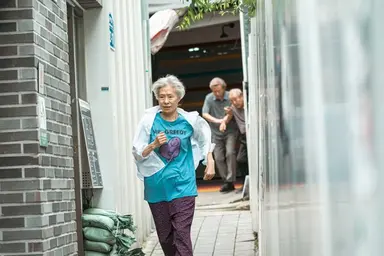 <사람과 고기> 를 봤다. 소외계층인 노인들을 주인공으로 하는 한국 영화에서 이렇게까지 입체적인 캐릭터가 나올 수 있다니 다른 의미로 좀 충격적이었고 그게 좋았음. 영화는 노년의 가난과 고독 그리고 복지까지 이야기 하는데 끝까지 상영관 안 기분 좋은 웃음소리를 놓치지 않는다 ...