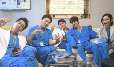 내가 좋아하는 슬기로운 의사생활 단체사진,,
우리(0명) 같이 슬의생 추억놀이 하면 안될까요