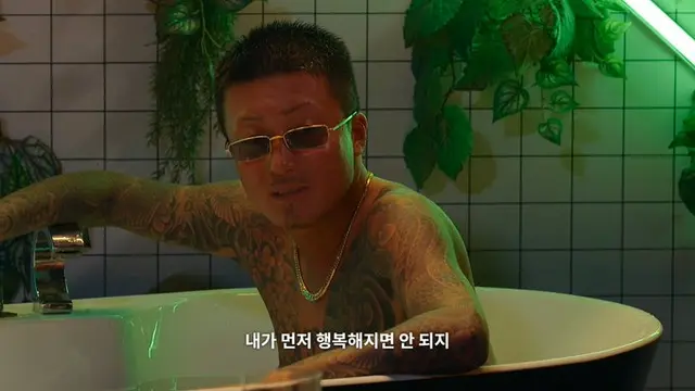 하.... 사랑햇던 여자가 자기땜에 안정된 생활 버리고 따라오려고해서 그녀를 위해 사랑하지만 헤어졌다는데? 그리곤 자기가 찼는데 먼저 행복해질수 없어서 그이후로 내내 연애 안하다가 그녀가 결혼햇단 소식을 듣고나서야 연프에 나온거래..
#야쿠자의순애