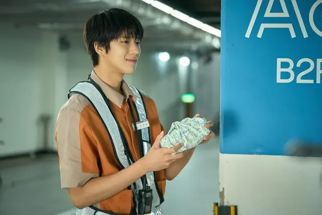 근데 보통 이렇게 생긴 애들은 백화점 지하주차장이 아니라 흰셔츠에 슬랙스 입혀서 향수코너로 보내긴해