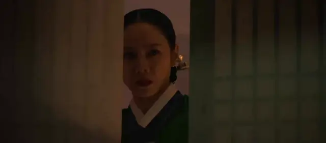 스캔들 조윤 조원이 청상을 연모한다는거 알고 개빡쳣는데 그 분노의 감정을 막 소리지르는 대신 비녀던지고 한복찢고 눈에보이는 모든걸 깨부수는 행위로 표현한 것도 그렇고 좀 진정된 후엔 옷무새가다듬고 거울보면서 고고한척하는거까지 존내미친듯 예진언니 진쯔대상드려야돼...
