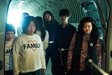 <경주기행> 아줌마 스릴러, 한풀이 시네마, 가족 관계 속 복잡한 감정들이 뒤엉킨 드라마 뿐만 아니라 장르적 즐길거리가 내내 몰아침. 그리고 이정은 배우 연기 향후 20년 동안 회자될거 같은 열연임. 송강호 영역에 이정은이 진출함. 봉준호 <괴물>, 박찬욱<복수는 나의것> 생각나는 장면있었음