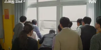 근데 차라리 스프링피버 남주 본체 이런 역할이 백만번 잘어울리는거 같음.. 등장부터 요란하고 개쌔고 한겨울에 반팔입고 다니는 뭐 그런 ㅠ ㅠ 
└  난 이사람이 아직도 병약한 문서하 했다는게 충격임