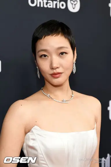 김고은 자백의 대가 대본 읽고 이정도 짧은거 어떠냐고 냅다 삭발 사진 투척해서 감독님 개당황했다는 썰 넘 웃김ㅋㅋㅋㅋㅋㅋ 캐릭터에 너무나 진심인 여자 근데 이제 천재인