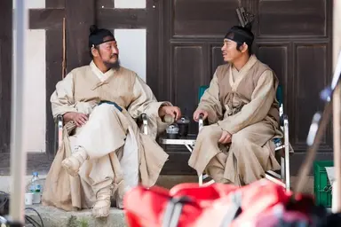 송강호는 “영화 ‘관상’ 때 부터 조정석과 만나면 친형제처럼 즐거웠다. 평상시에 만나면 제가 괴롭히기도 한다(웃음). 

조정석이 노래를 잘하니 제가 노래를 부르라고 시키기도 한다”며 “그 친구가 처음엔 부끄러워 하며 '안 하겠다'고 빼다가도 결국 노래를 한다. 그게 참 재미있다.