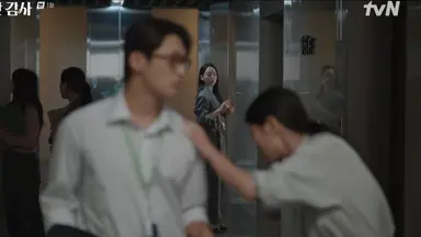 은밀한 감사 주인아 짧은 찰나에 불륜 바이브를 캐치하고 퇴근할 때 불륜하는 팀원이 속한 팀이랑 마주치니까 고생하는 거 다 아니까 비싸고 맛있는거 쏘겠다고 밥먹으러 나간다는 팀을 올려보내고 둘만 남은 불륜 팀원들 마주치게 하는 거 진짜 보통이 아님 일 ㅈㄴ 잘해...