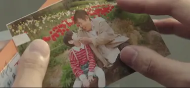 태풍상사 주인공 원예학과 전공인 거 넘 신선함

아버지의 말 한마디로 꽃을 사랑하게 되어
아버지에게 인정받기 위해 자신만의 꽃을 만들고
아버지한테 뺨을 맞고서도 화원을 가꾸던 남주가
아버지의 회사를 다시 꽃피우기 위해 싸우는 이야기

그리고
꽃을 든 남주와 경제신문을 읽는 여주도..