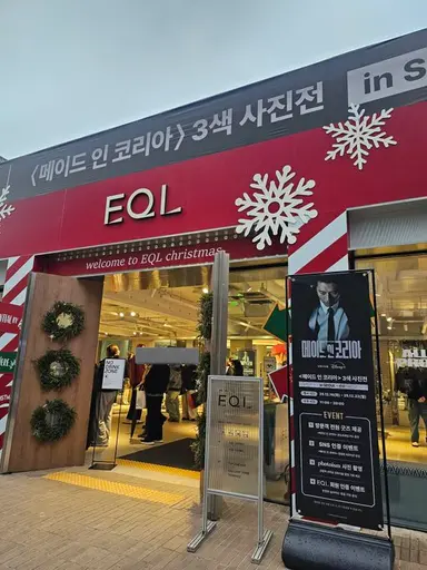 오늘 여기 갔는데 우민호 감독님 F 98%이신 듯
사진 귀엽게 나오셨네요 ㅎㅎ
메이드인코리아 시즌1 대본 4년 쓰셨다는 작가님 넘 멋져... 지금 시즌2 찍고있대요
3화에 여성들의 욕망을 집중해서 다루고 싶었다며 조여정님과의 캐미가 좋았고 여자랑도 찍자고 하셔서 감독님도 그럴 의향 많다고 하심