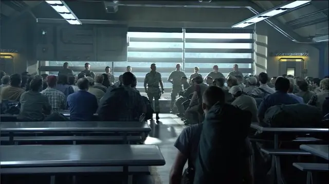 제임스 카메론의 영상 미학을 인정할 수밖에 없는 스틸.
판도라 행성에 도착한 제이크 설리가 조우하게 되는 장면,
이들이 어떤 세력인지를 성조기 없이도 표현해낸다.
좌측 상단에는 50개의 별 대신 '50'이라는 숫자가 적혀 있고,
창문의 형태와 어우러져서 성조기를 형상화하고 있다.