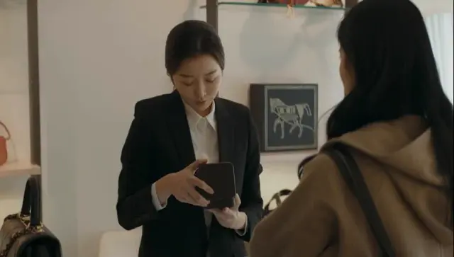 내가 신기한 거 말해줄까? 
<레이디 두아> 모티브로 거론되는 빈센트앤코 사건
드라마 <안나>에 언급된다? ㅋㅋㅋㅋ
두 작품 설정도 좀 닮았는데 신기했음