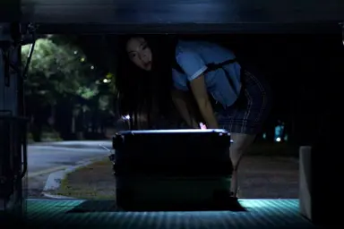 귀신 부르는 앱: 영
귀신을 보는 앱이라는 소재는 좋았는데 에피소드들이 앱과는 거의 관련이 없어서 아쉬웠고 옴니버스 형식을 사용하지만 각 에피소드들이 연결되지 않는 것도 아쉬웠다. 공포의 수위도 그다지 높지 않았다. 모르는 앱이 지워도 지워도 핸드폰에 계속 깔리는 게 더 무서울 듯.