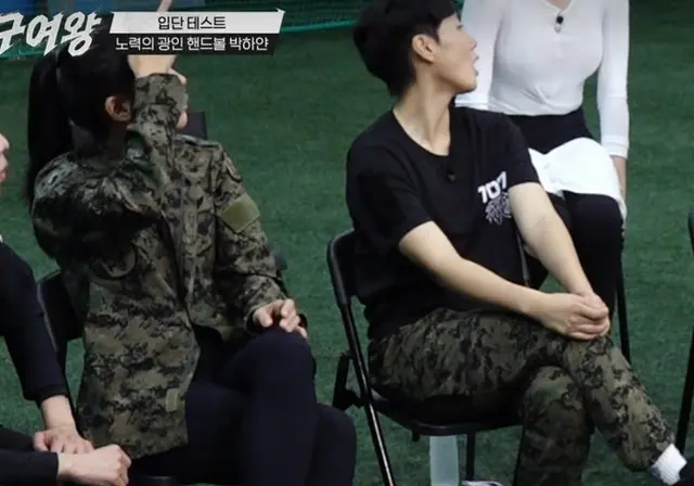 야구여왕에서 김민지 선수 나시라서 박보람님이 옷 벗어주신 거
아 나 이런거 설레는데요